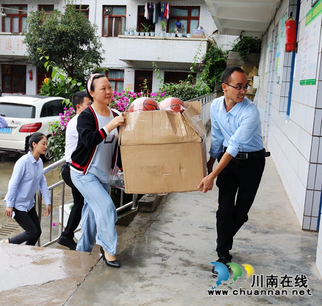 龙马潭：帮扶助学送温暖，真情关怀送爱心(图4)
