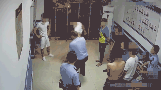 泸州醉哥提起酒瓶，朝警车走出六亲不认的步伐……(图3)