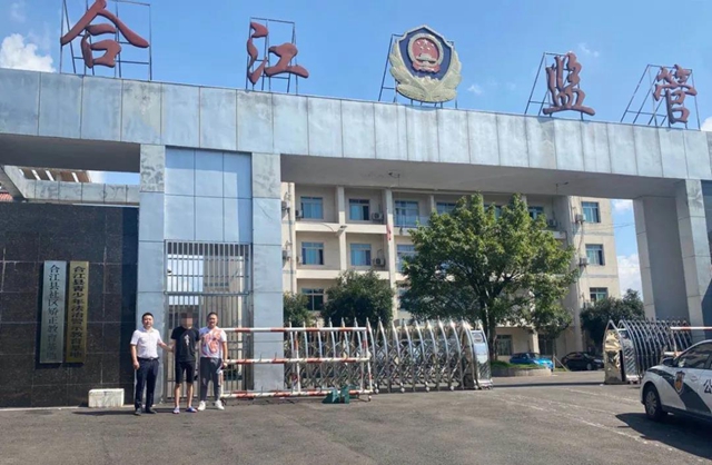 泸州醉哥提起酒瓶，朝警车走出六亲不认的步伐……(图8)