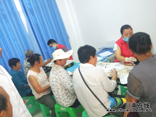 泸县百和镇卫生院开展慢性病集中随访活动(图1)
