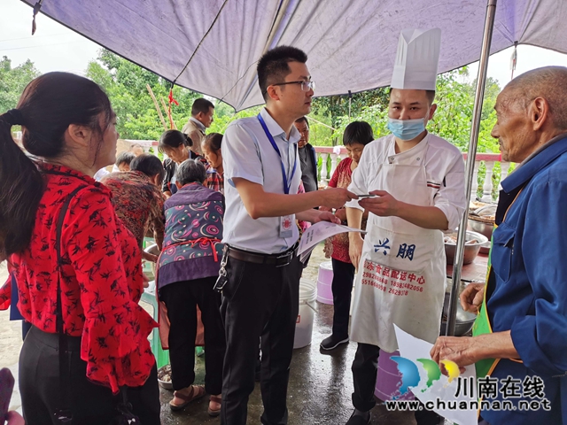 泸县云龙镇开展“光盘行动”主题宣传活动(图1)