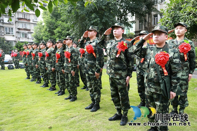 从戎报国英雄志，热血建功正当时！龙马潭区百余名新兵奔赴军营(图3)