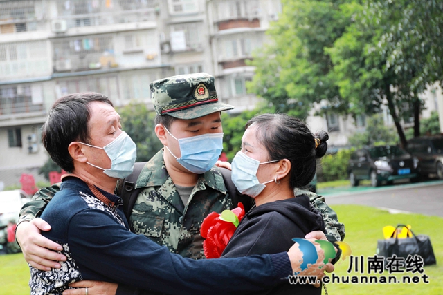 从戎报国英雄志，热血建功正当时！龙马潭区百余名新兵奔赴军营(图8)