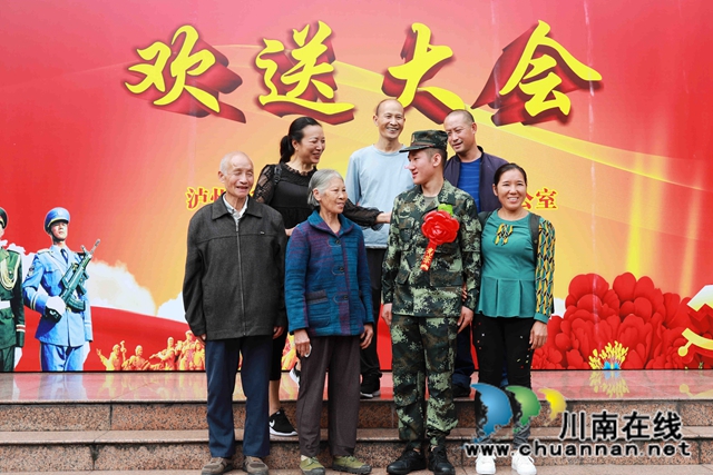 从戎报国英雄志，热血建功正当时！龙马潭区百余名新兵奔赴军营(图9)