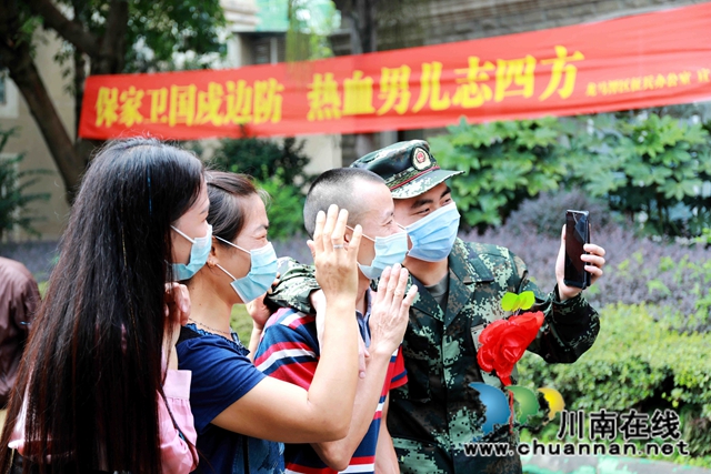 从戎报国英雄志，热血建功正当时！龙马潭区百余名新兵奔赴军营(图11)