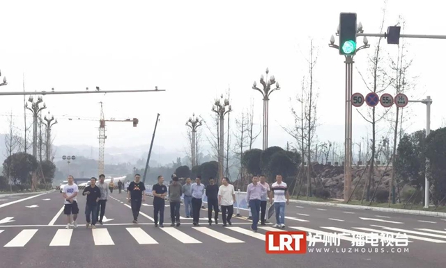 双向六车道！泸州又一城市主干道验收(图1)