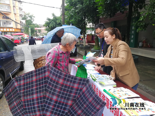 泸县自然资源和规划局开展防灾减灾知识宣传活动(图1)