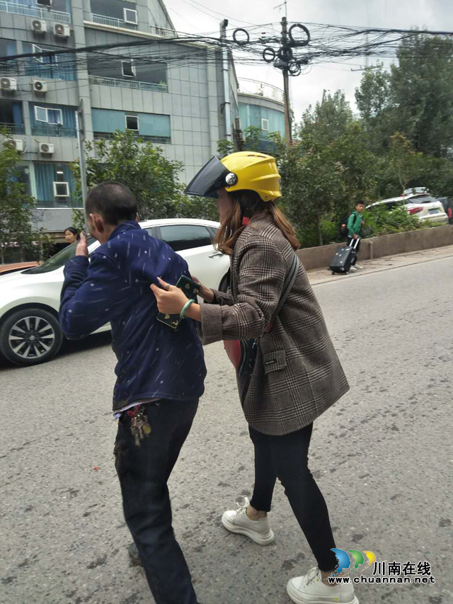 古蔺：老人摔倒众人“回避”　环卫管理员立马扶起…(图2)