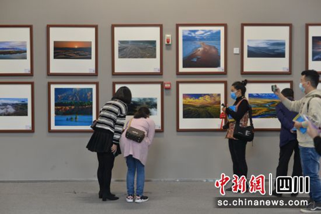 “大美青海·一江清水向东流”摄影巡回展在成都举行(图1) “大美青海·一江清水向东流”摄影巡回展在成都举行(图1)