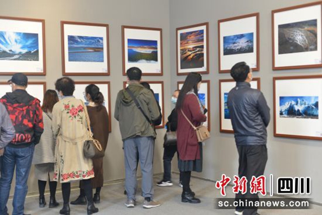 “大美青海·一江清水向东流”摄影巡回展在成都举行(图2) “大美青海·一江清水向东流”摄影巡回展在成都举行(图2)