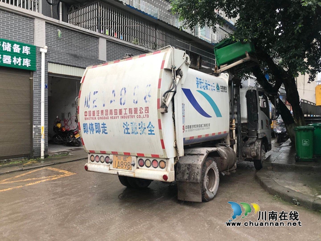 餐厨垃圾收集运输车亮相泸县立石镇街头(图1)