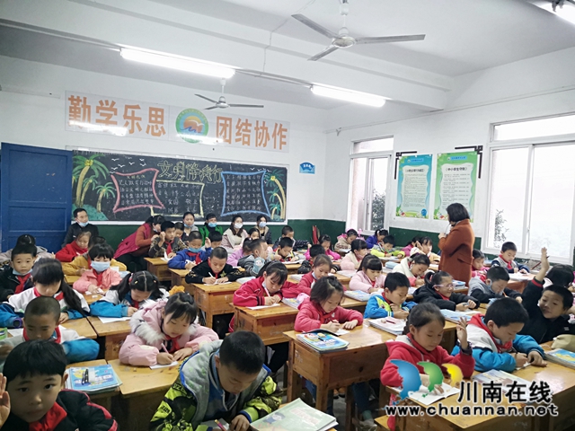 纳溪区天仙镇中心小学开展“家校共育，共助成长”家长开放日活动(图1)