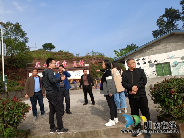 内江市东兴区综合行政执法局到泸县考察交流农村垃圾分类工作(图1)