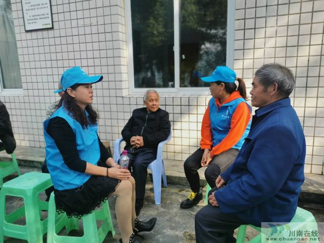 川煤芙蓉威鑫煤业：“情暖金秋，爱在重阳”义务劳动献爱心(图1)