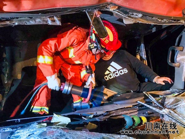 泸州：两货车凌晨追尾致一人被困，消防成功”剪“救(图3)