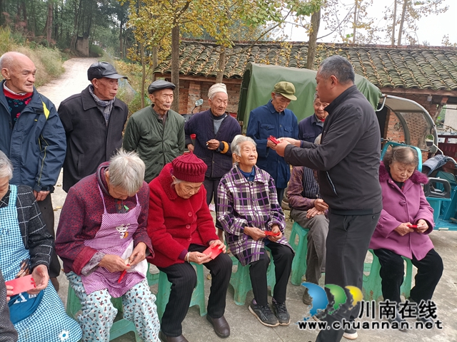 泸县立石镇普照村举办重阳节爱老敬老活动(图1)