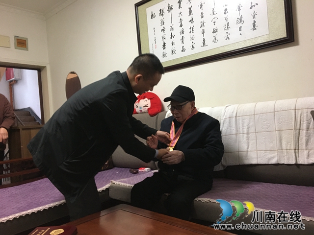 向英雄致敬!龙马潭区红星街道看望抗美援朝志愿军老战士(图1) 向英雄致敬!龙马潭区红星街道看望抗美援朝志愿军老战士(图1)