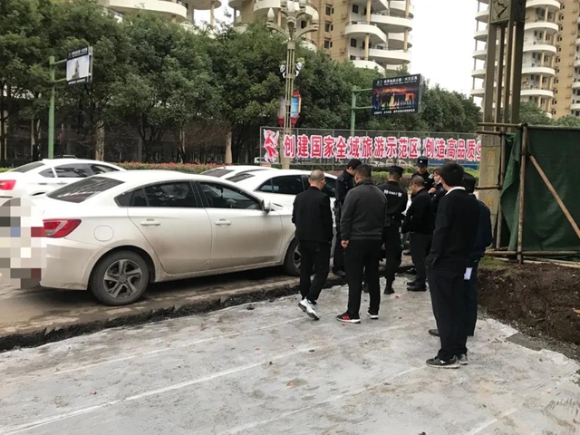 两口子在兴文法院门口打架、榔头砸车！法警及时出手……(图5)