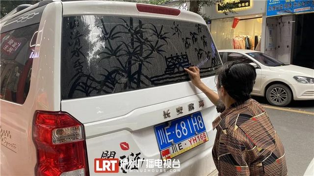 泸州网红奶奶车窗作画画遍泸州 车主：舍不得擦