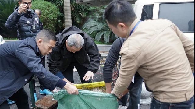 泸州：一夜电翻近400斤鱼，这两弟兄遭了(图4)