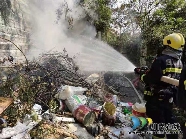 泸州：垃圾堆发生火灾，消防员“双枪”灭火(图1)