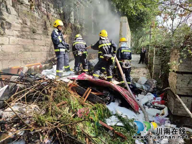 泸州：垃圾堆发生火灾，消防员“双枪”灭火(图6)