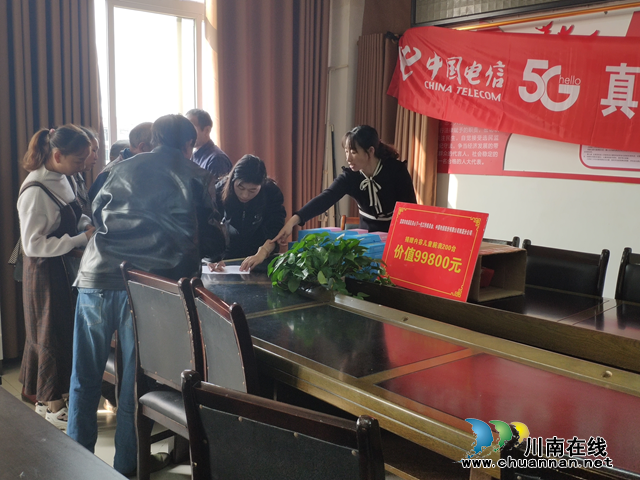 宜宾南溪区长兴镇关工委开展贫困学生、留守儿童送智能电话手表活动(图1)