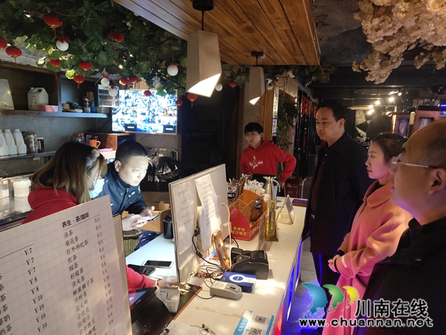 泸县玉蟾街道开展网吧、KTV等公共场所安全生产突击检查(图1)