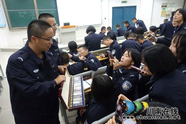 宣讲禁毒防艾 川警院警盾科普毒品危害(图2)