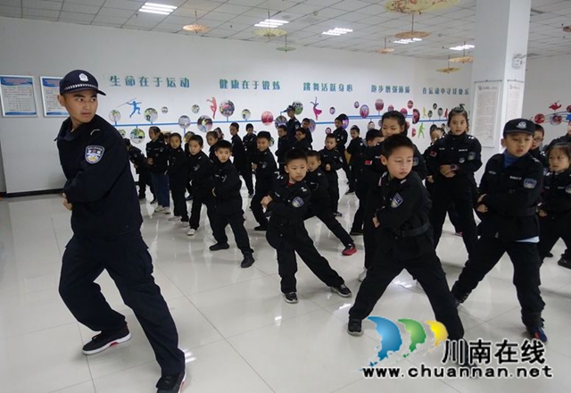 孩子学拳家长听课 泸州市少年警校有点火！(图4)