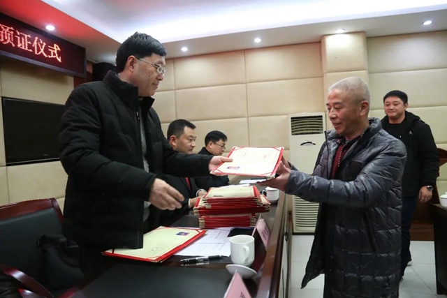 纳溪法院举行新任陪审员宣誓及颁证仪式(图6)