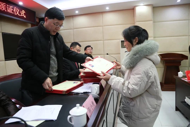 纳溪法院举行新任陪审员宣誓及颁证仪式(图5)