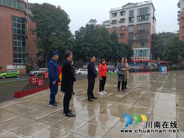 李华桂到龙马潭区红星街道检查指导安全社区建设工作(图1) 李华桂到龙马潭区红星街道检查指导安全社区建设工作(图1)