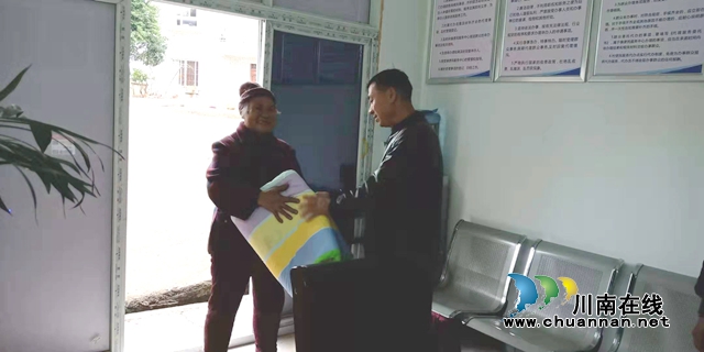 内江经开区靖民镇三山村:冬季御寒物资,温暖群众心(图1) 内江经开区靖民镇三山村:冬季御寒物资,温暖群众心(图1)