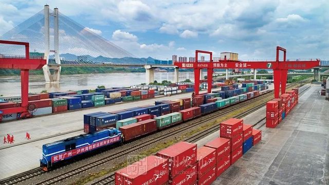 赞一个！今年1至11月，泸州水路运输完成货运量超1800万吨(图1)