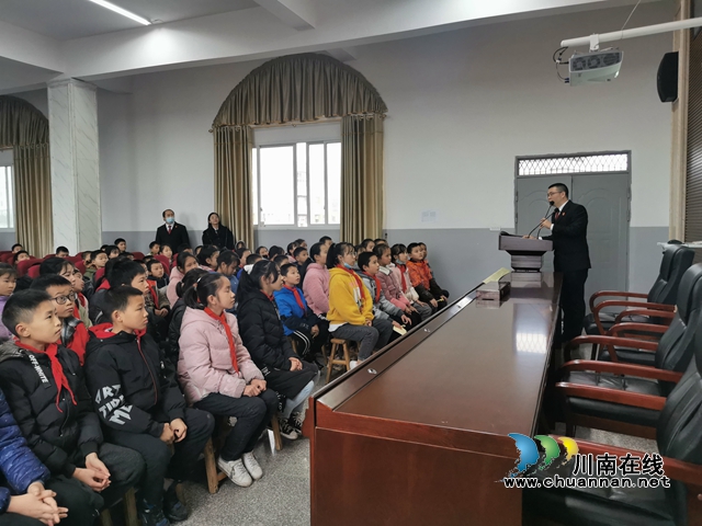 合江法庭“蒲公英普法小分队”走进荔江镇中心校(图2)