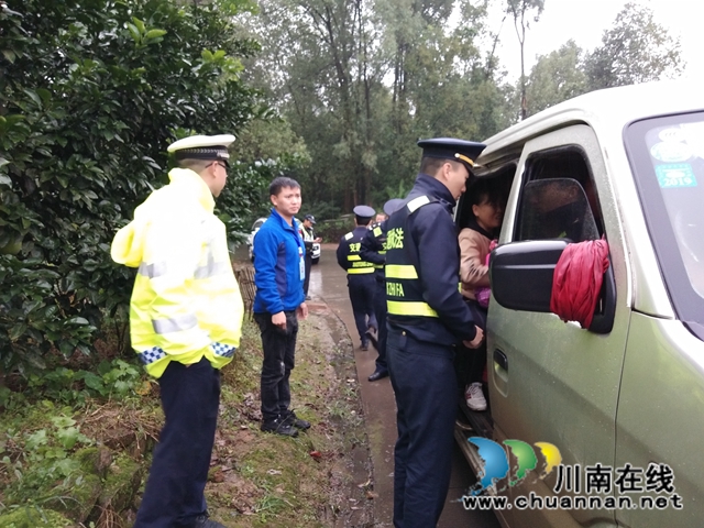 泸县百和镇重点突破筑牢交通安全防线(图1)