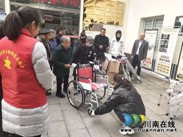 泸州市残联到泸县玉蟾街道慰问残疾人(图1)