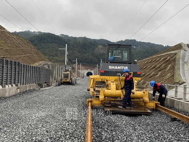 川南城际铁路泸县至泸州段开始铺轨(图2)