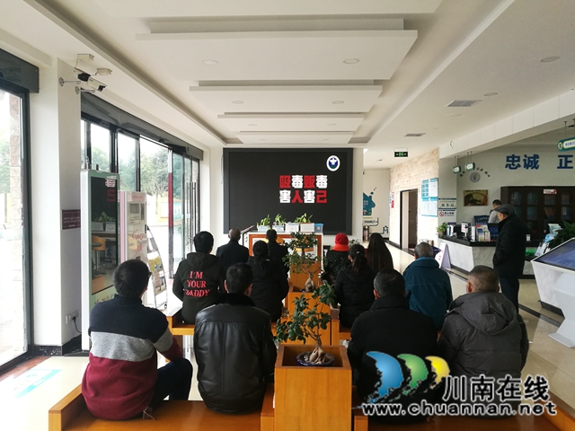 泸县玉蟾街道组织辖区居民观看禁毒宣传视频(图1)