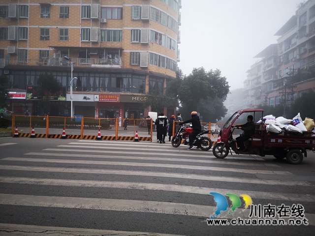 合江少岷路：早高峰秩序井然，绿色出行成美丽风景(图4)