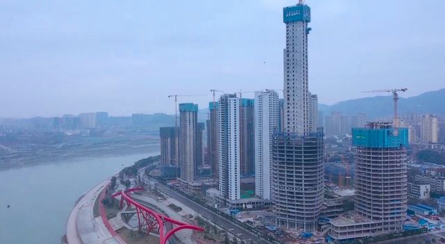 元旦不停工!川南第一高楼已修成这样,300余名建设者奋战一线(图1) 元旦不停工!川南第一高楼已修成这样,300余名建设者奋战一线(图1)