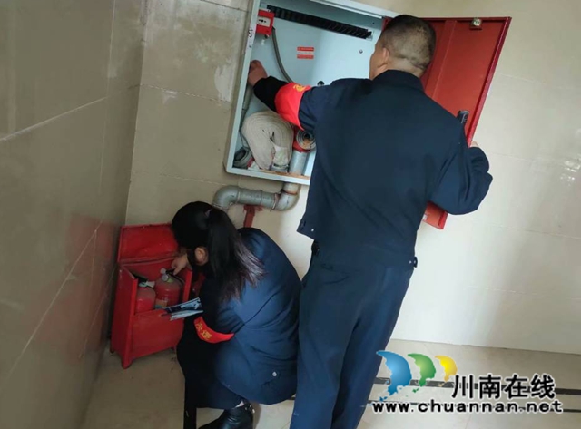 内江经开区交通镇:杜绝高层小区消防隐患点,网格员一一排查(图1) 内江经开区交通镇:杜绝高层小区消防隐患点,网格员一一排查(图1)
