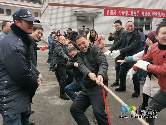 川煤集团华荣能源公司威鑫煤业工会举行“保安全、促生产、鼓干劲”拔河比赛(图1)