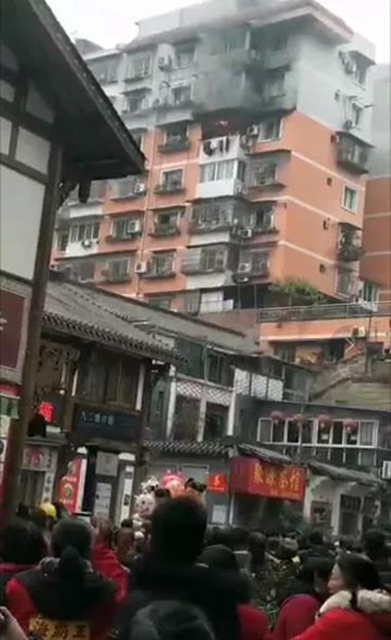 好险哪！火场中，内江消防员抢出万元现金(图2)