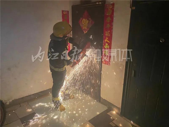 好险哪！火场中，内江消防员抢出万元现金(图3)