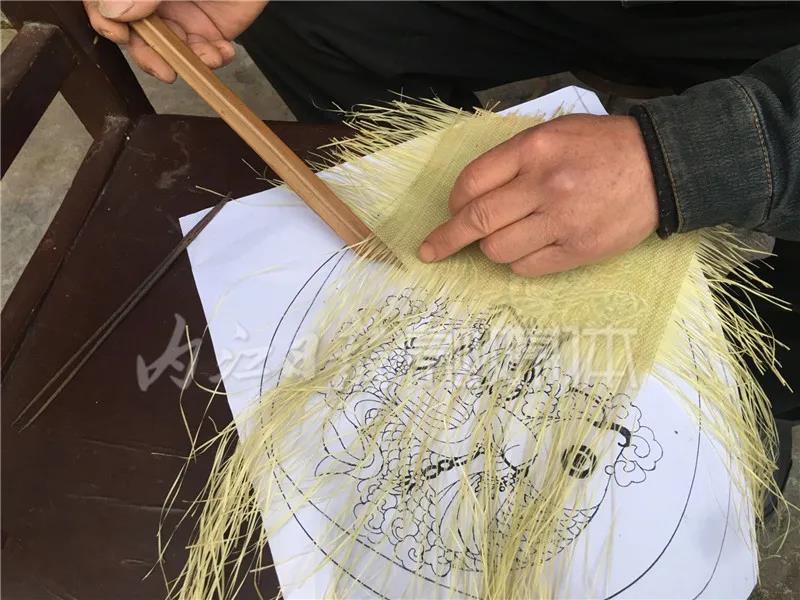内江这位老人，编！编！编！