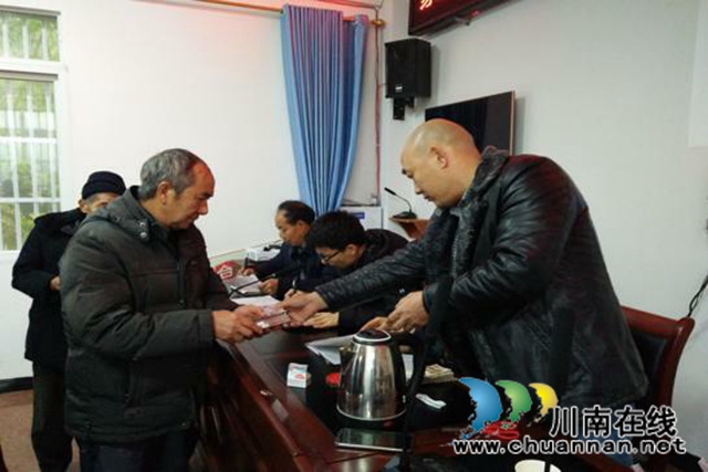 合江先滩镇：宣传“一肩挑”政策，乡贤人士黄思碧在行动
