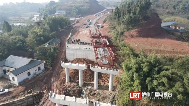 受惠群众约35万人!泸州这条重要通道进入架梁阶段(图2) 受惠群众约35万人!泸州这条重要通道进入架梁阶段(图2)
