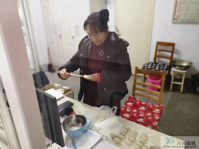 信阳师范学院毕业生与宿管阿姨对话暖意十足(图3) 信阳师范学院毕业生与宿管阿姨对话暖意十足(图3)